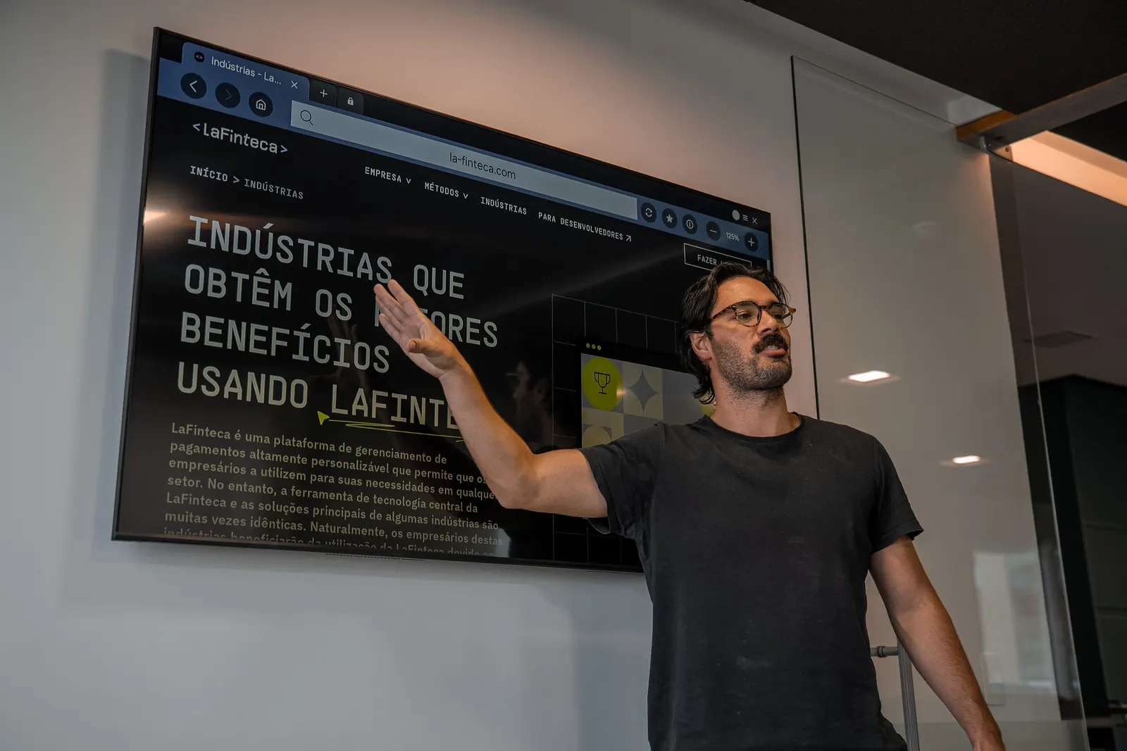 A team member presenting the LaFinteca site on a large screen